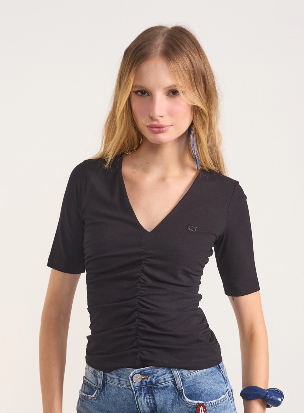 Blusa Justa Com Decote V E Franzidos Preto