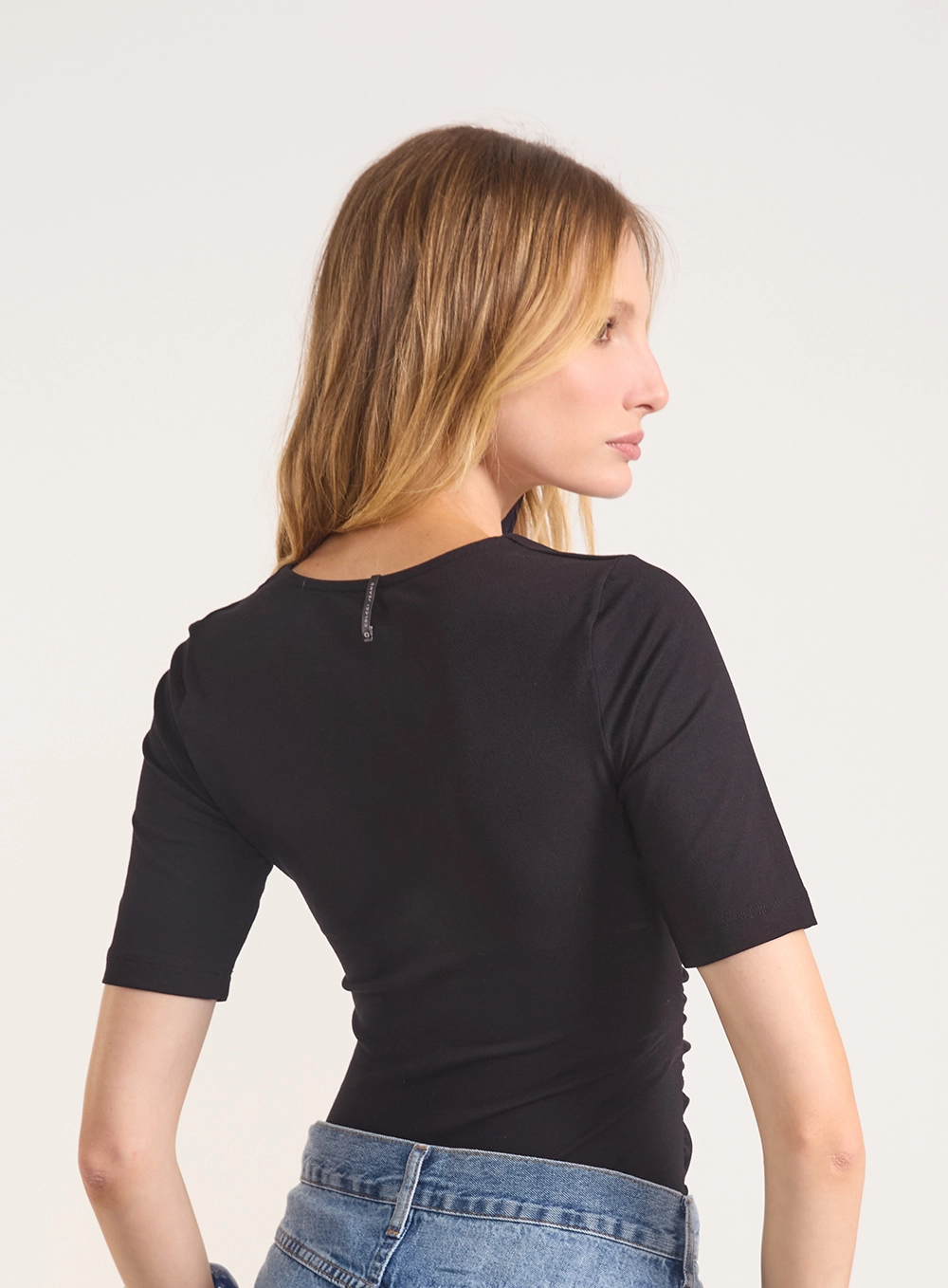 Blusa Justa Com Decote V E Franzidos Preto