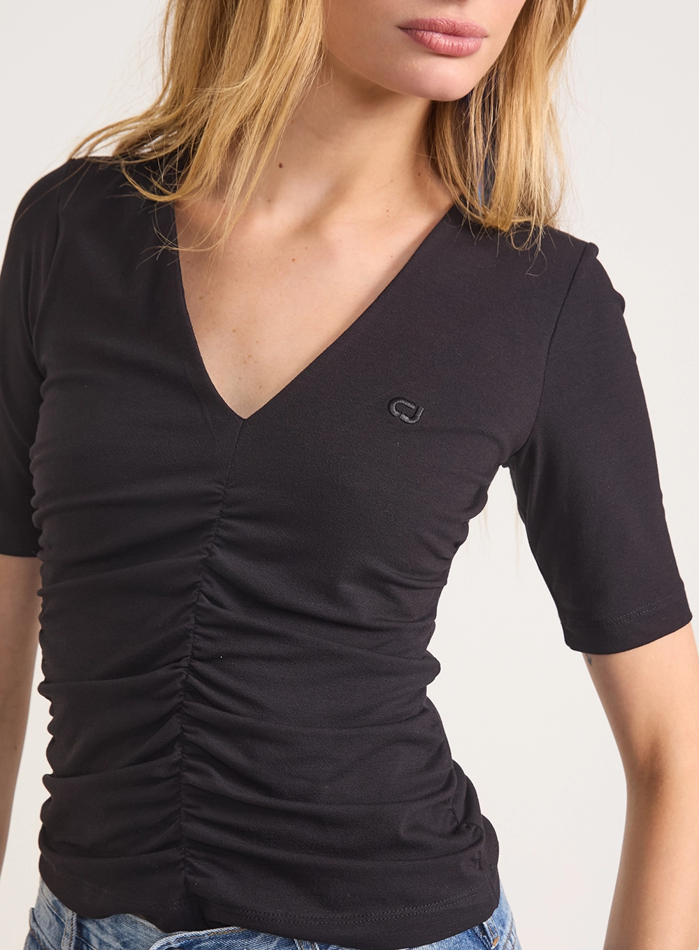 Blusa Justa Com Decote V E Franzidos Preto