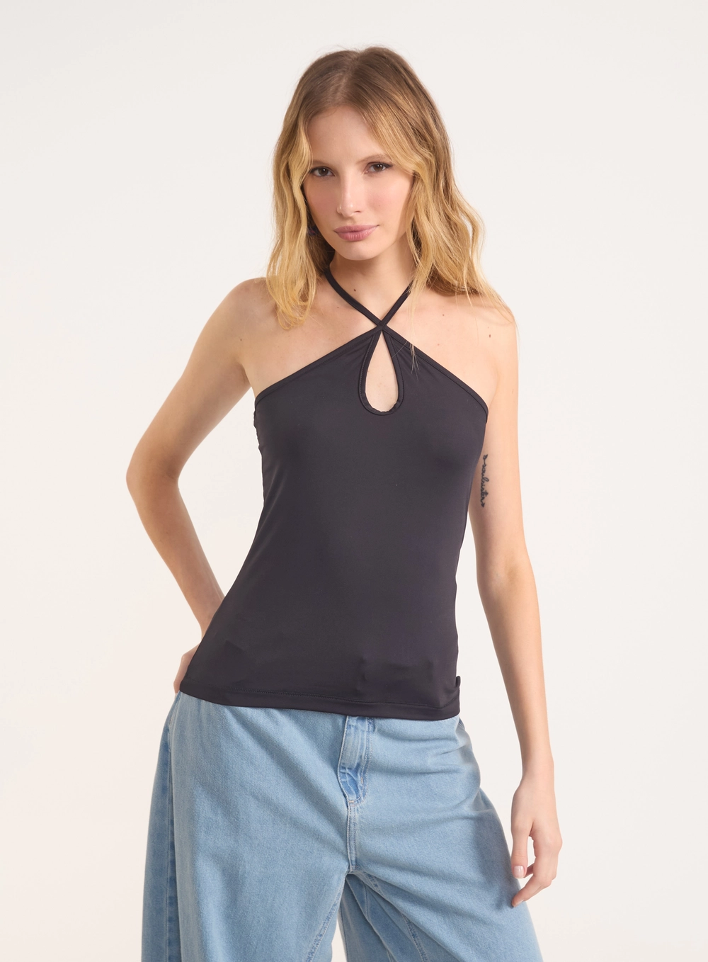 Regata Halter Urban Com Recorte Gota Preto