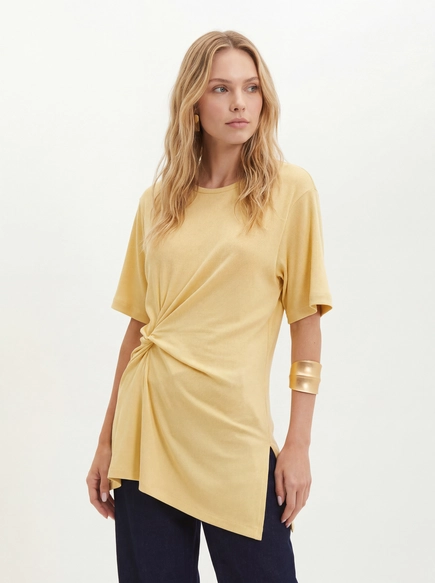 Blusa Feminina Com Torção Lateral - Assimétrica