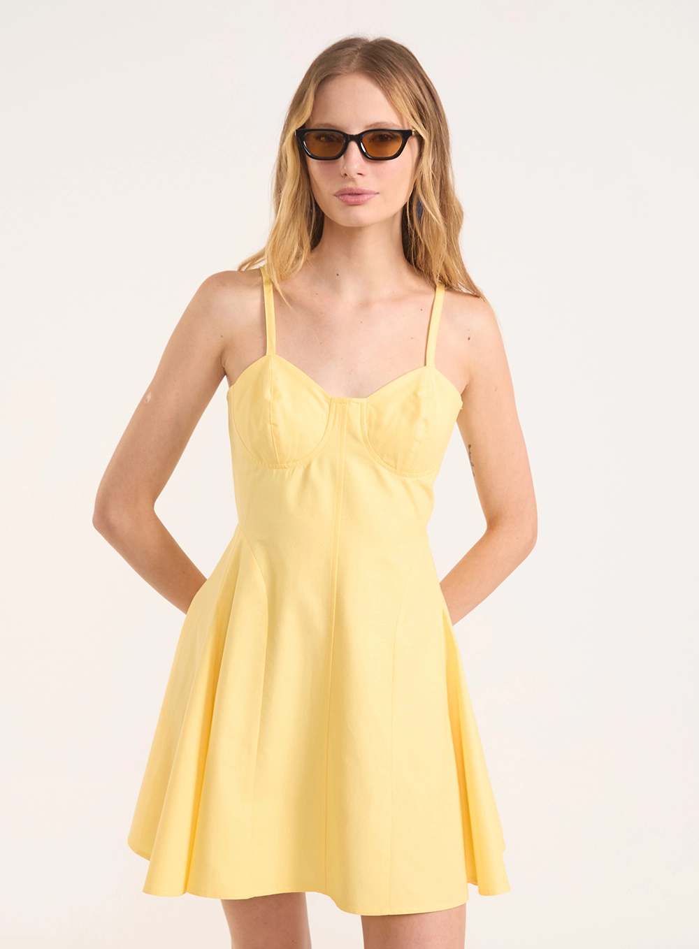 Vestido Curto Com Alças Finas E Busto Estruturado Amarelo