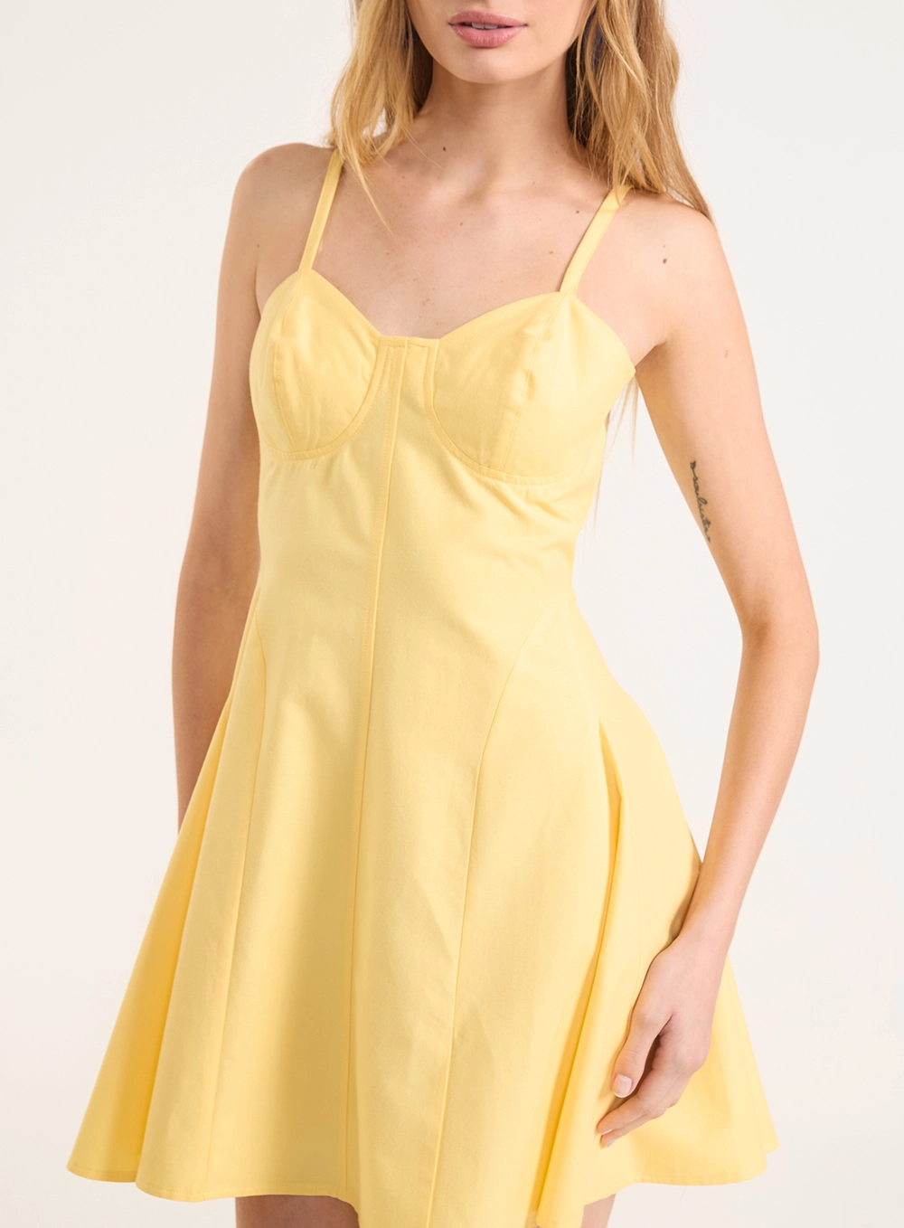 Vestido Curto Com Alças Finas E Busto Estruturado Amarelo