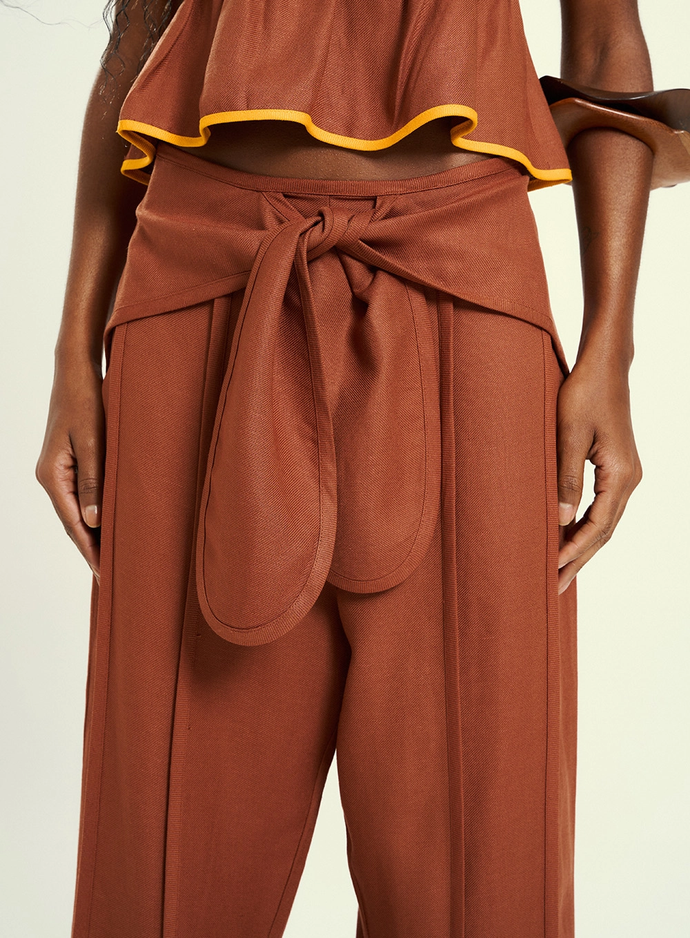 Calça Feminina Pantalona  Com Amarração Frontal Marrom 3