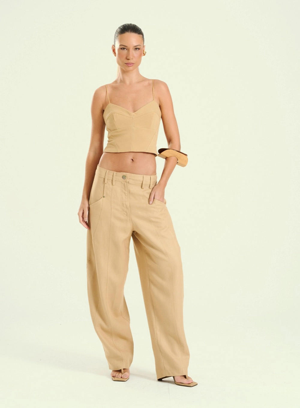 Calça Feminina Alfaiataria Com Detalhes Bege 4