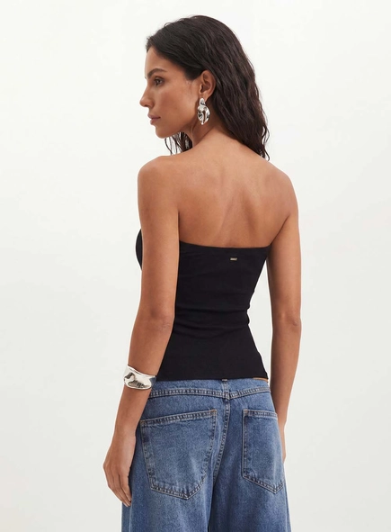 Blusa Feminina Com Aplicações No Decote- Slim