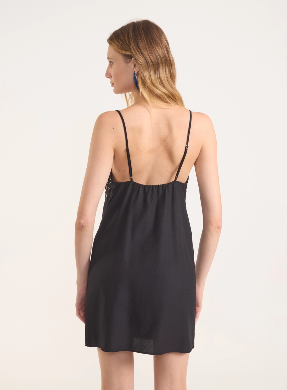 Vestido Curto Com Decote V E Ilhós Preto