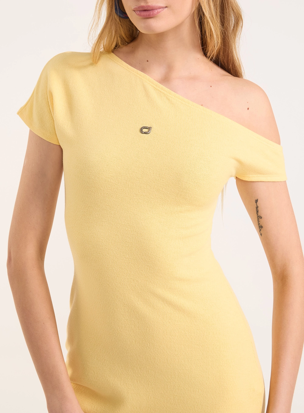 Vestido Curto Justo Assimétrico Com Logo Amarelo