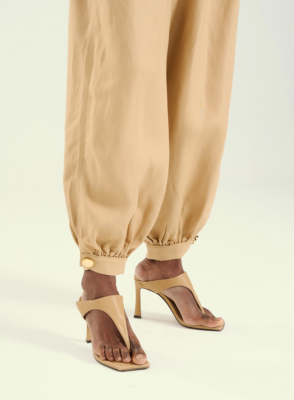 Calça Feminina Pantalona  Com Silhueta Balonê Bege 4