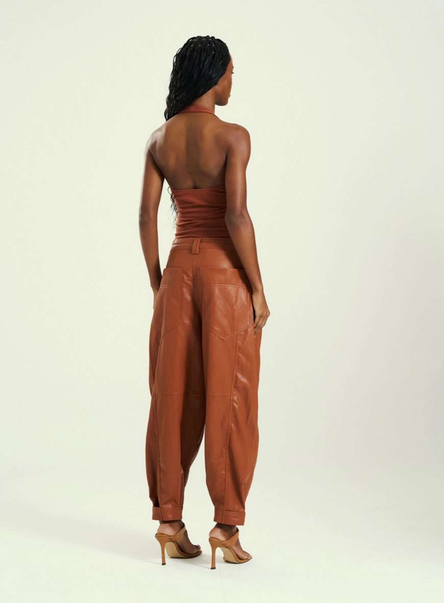 Calça Cenoura Em Pu Marrom 2