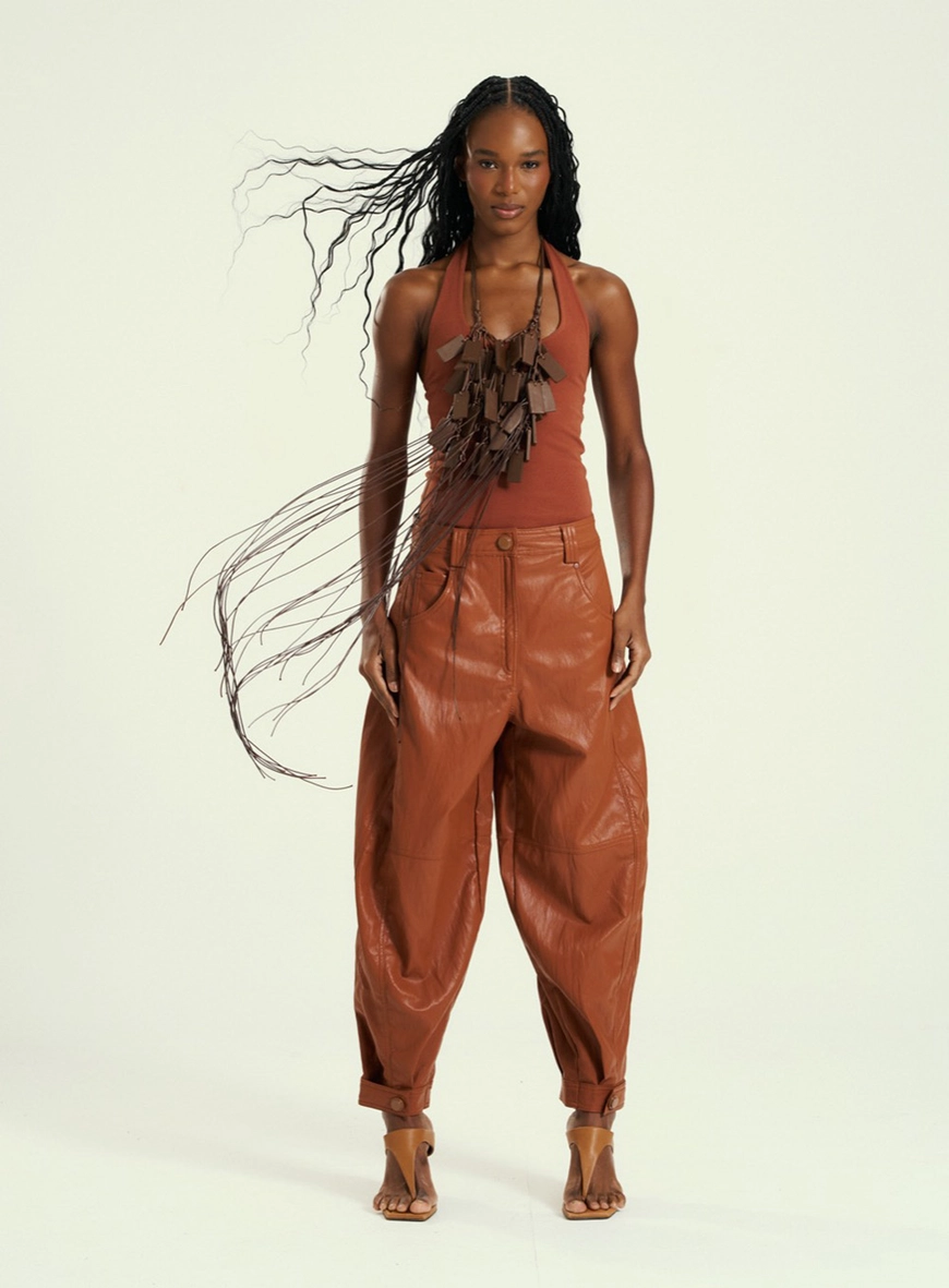 Calça Cenoura Em Pu Marrom 4