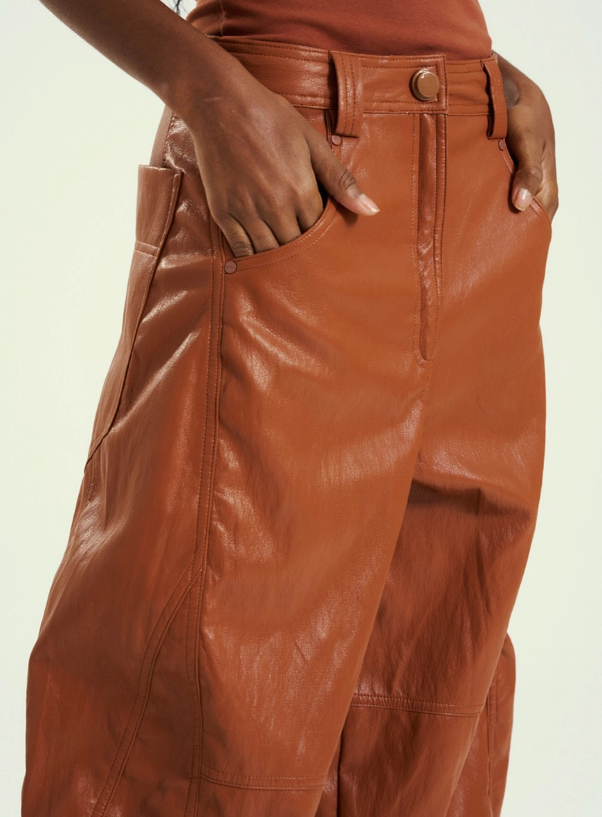 Calça Cenoura Em Pu Marrom 5