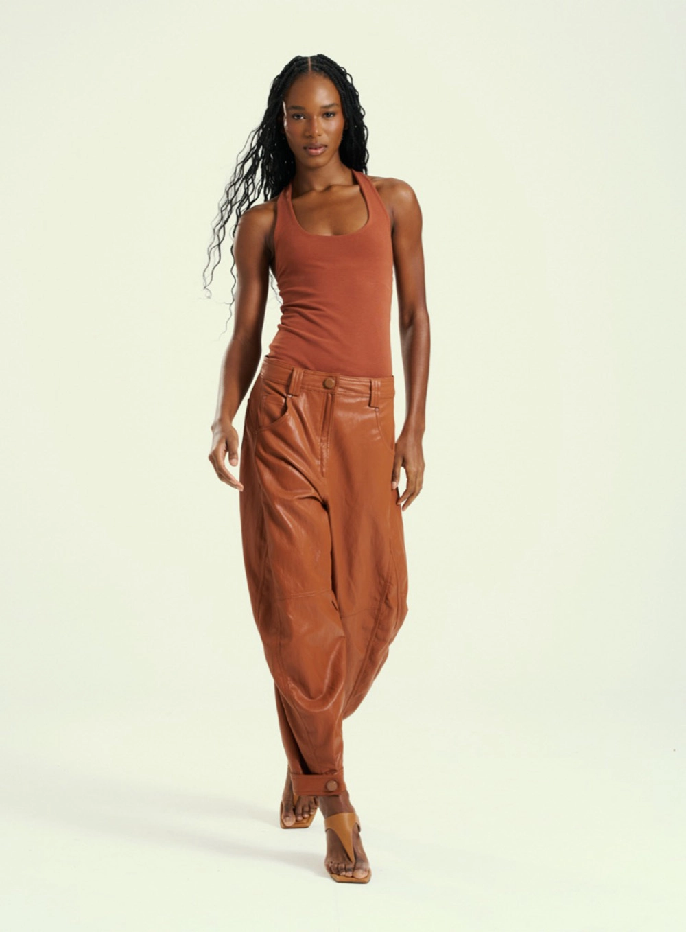 Calça Cenoura Em Pu Marrom 1