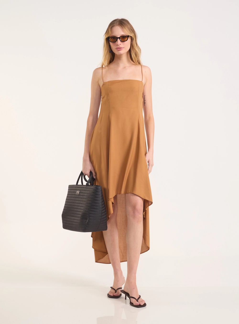 Vestido Midi Fluido Com Alças Finas E Amarração Marrom Evermore