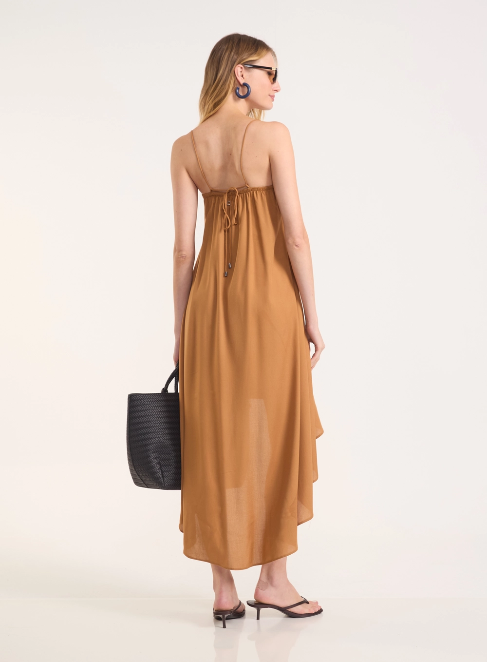 Vestido Midi Fluido Com Alças Finas E Amarração Marrom Evermore