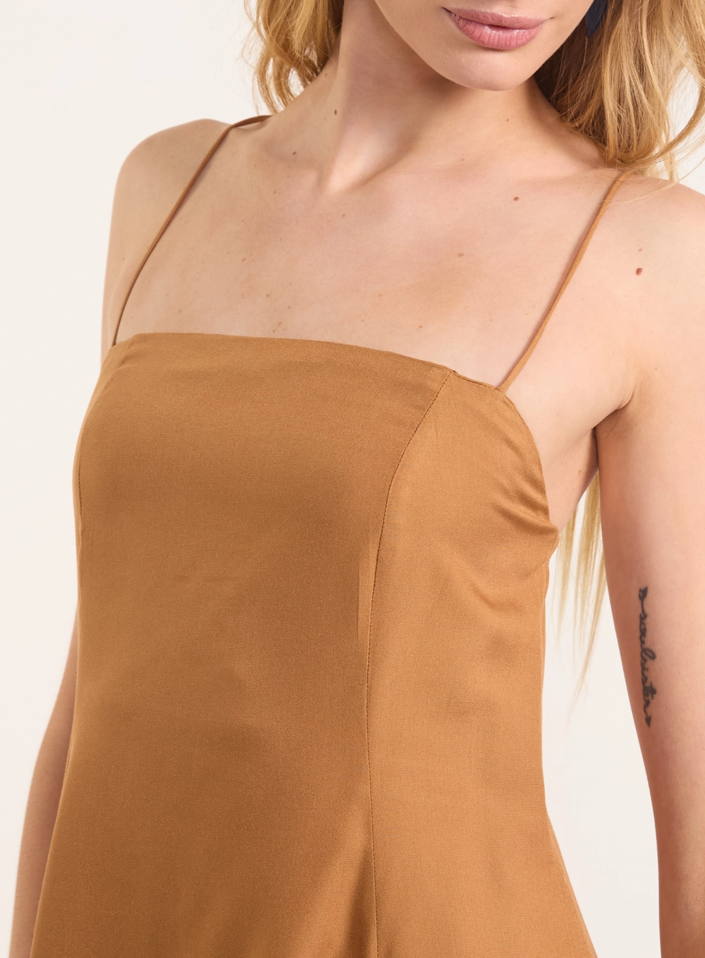 Vestido Midi Fluido Com Alças Finas E Amarração Marrom Evermore
