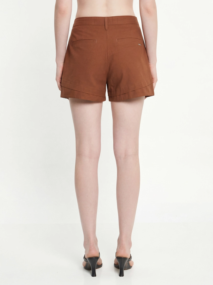 Short Alfaiataria Trapeze Média Com Chaveiro Marrom 4