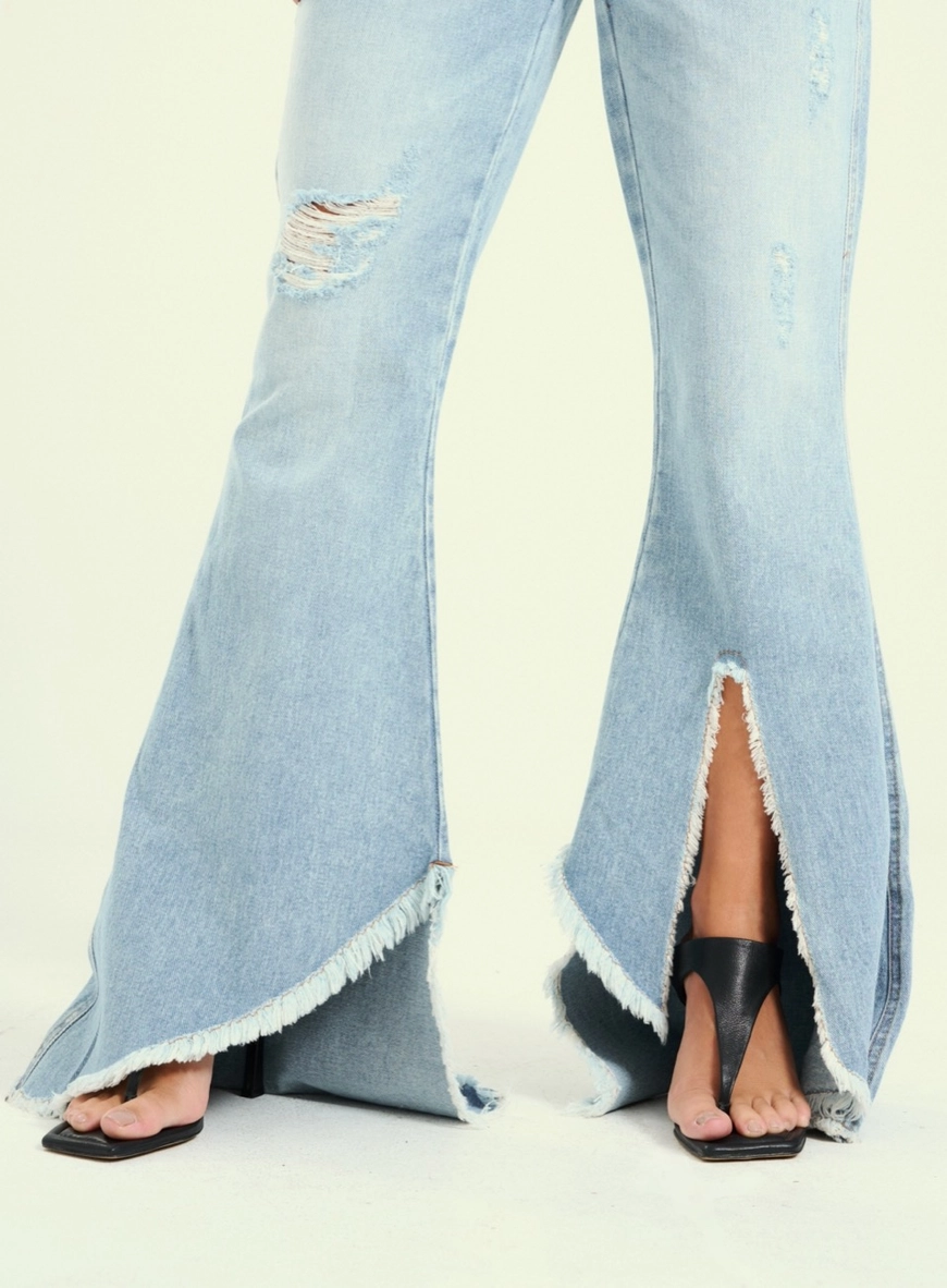 Calça Feminina Flare Jeans Com Barra Assimétrica Índigo 4
