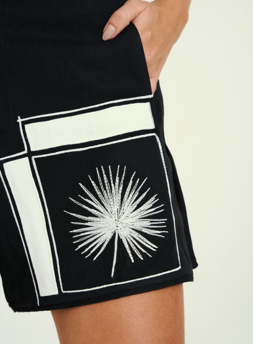 Shorts Feminino Alfaiataria Bordado Preto 3