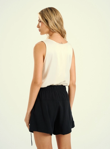 Short Feminino Cargo Com Argolas E Bolsos