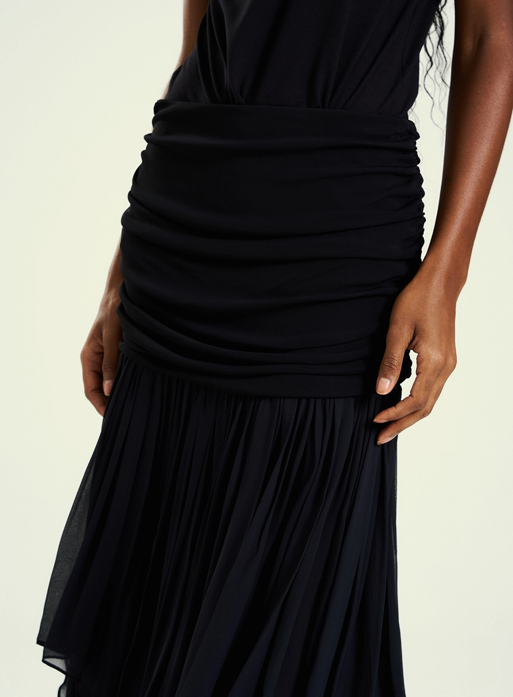 Saia Midi Longa Com Quadril Drapeado Preto 3
