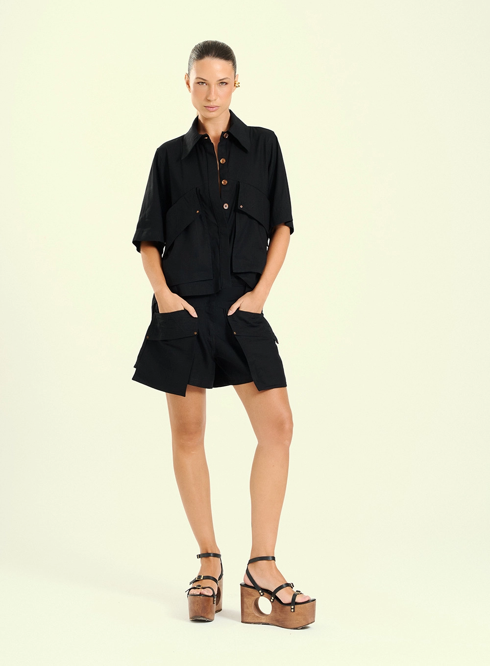 Camisa Feminina Manga Curta Com Bolsos Preto 4