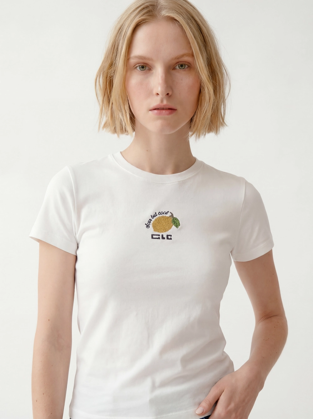 Camiseta Feminina Slim Com Bordado Off Shell 1
