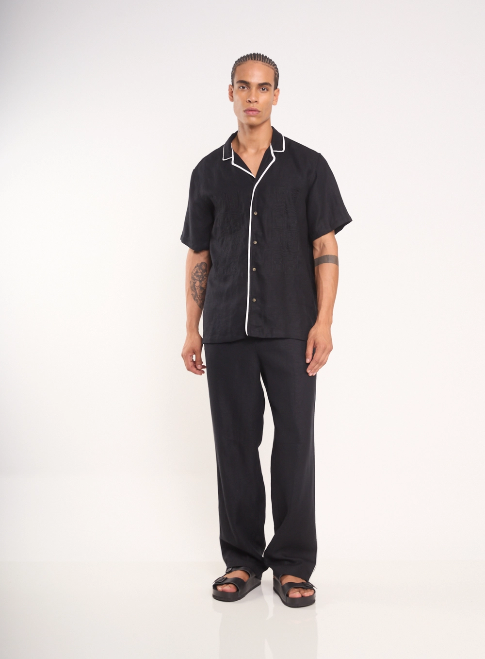 Calça Masculina Com Cadarço E Detalhe Lateral Preto