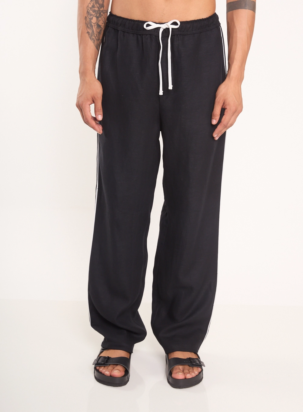 Calça Masculina Com Cadarço E Detalhe Lateral Preto