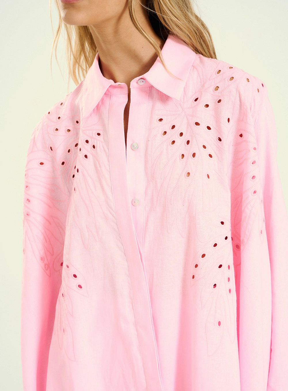 Camisa Feminina Linho Bordada Oversized Rosa 3