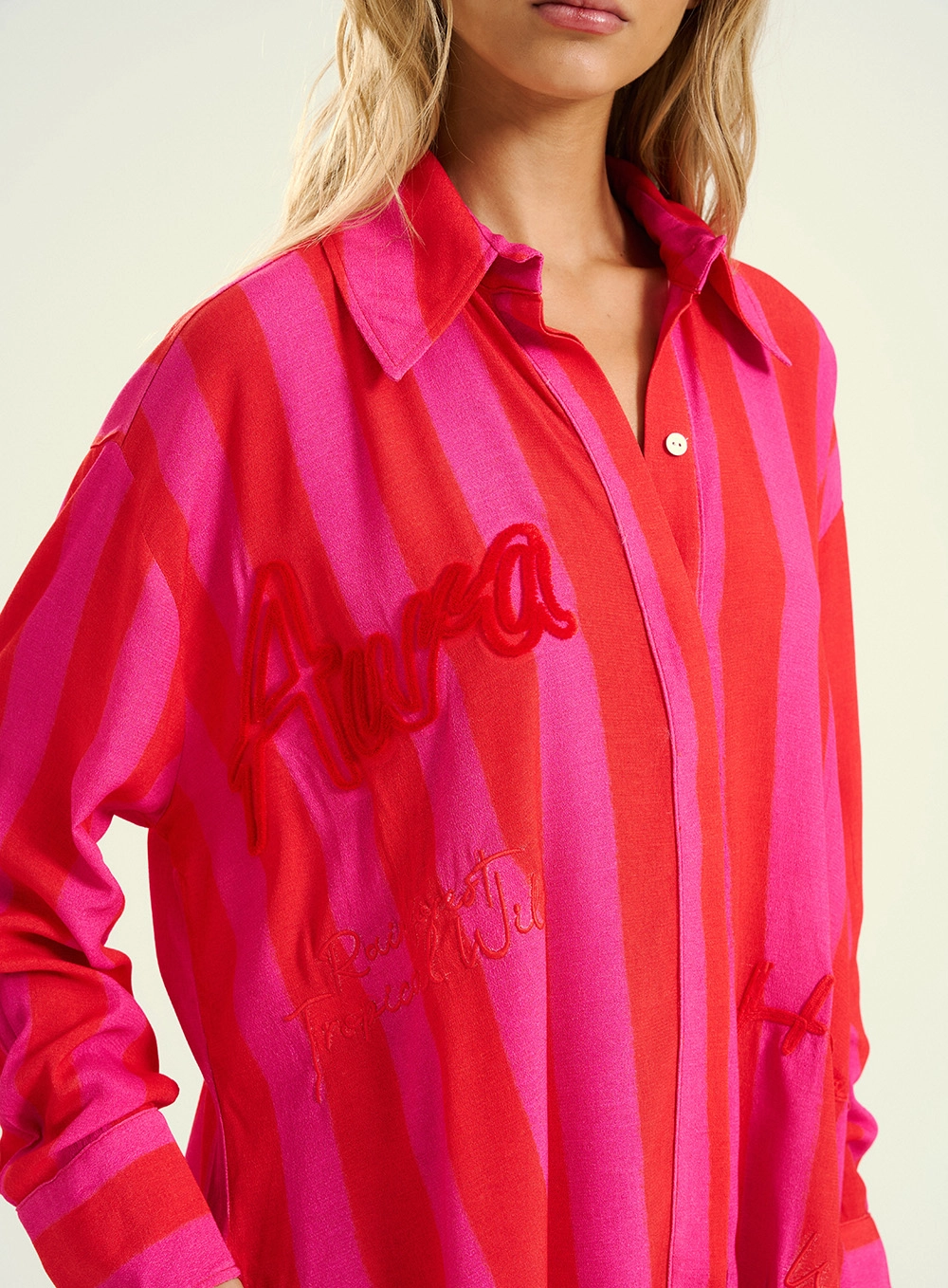 Camisa Feminina Oversized  Com Listras E Bordado Rosa 3