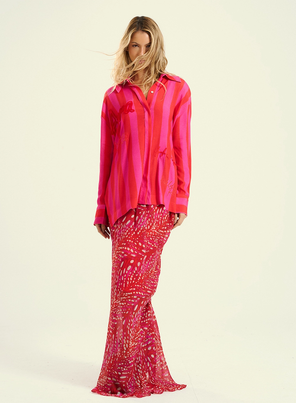Camisa Feminina Oversized  Com Listras E Bordado Rosa 4