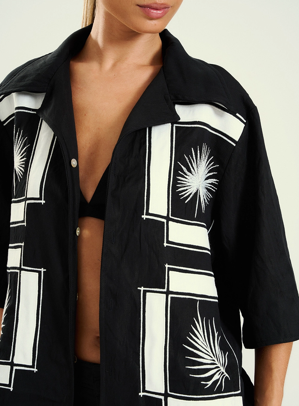 Camisa Feminina Manga Curta Estampada Preto 3