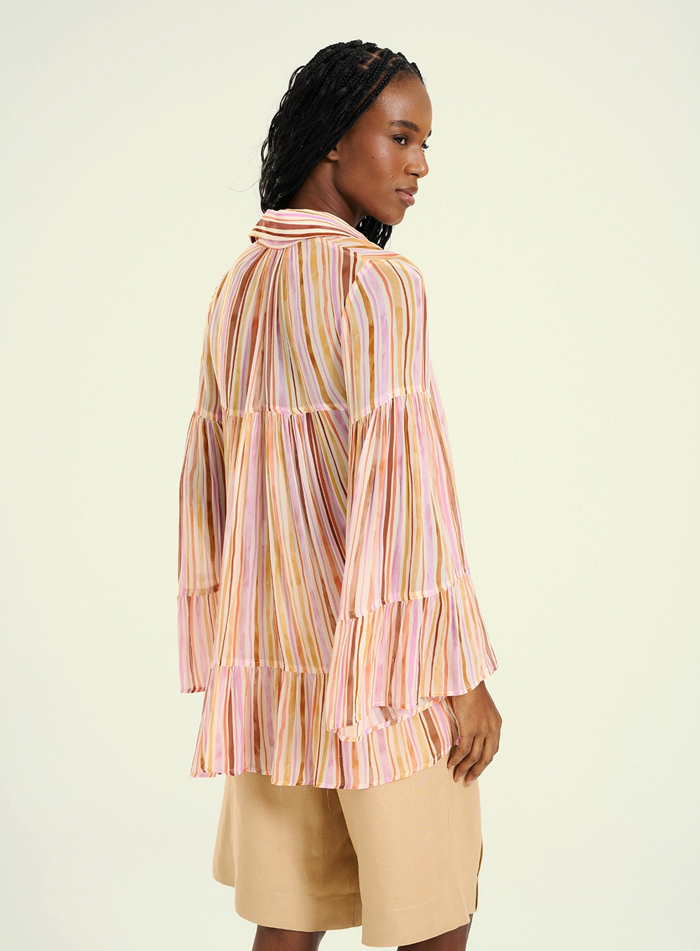 Camisa Feminina Oversized Listrada Com Mangas Sino Estampados 2