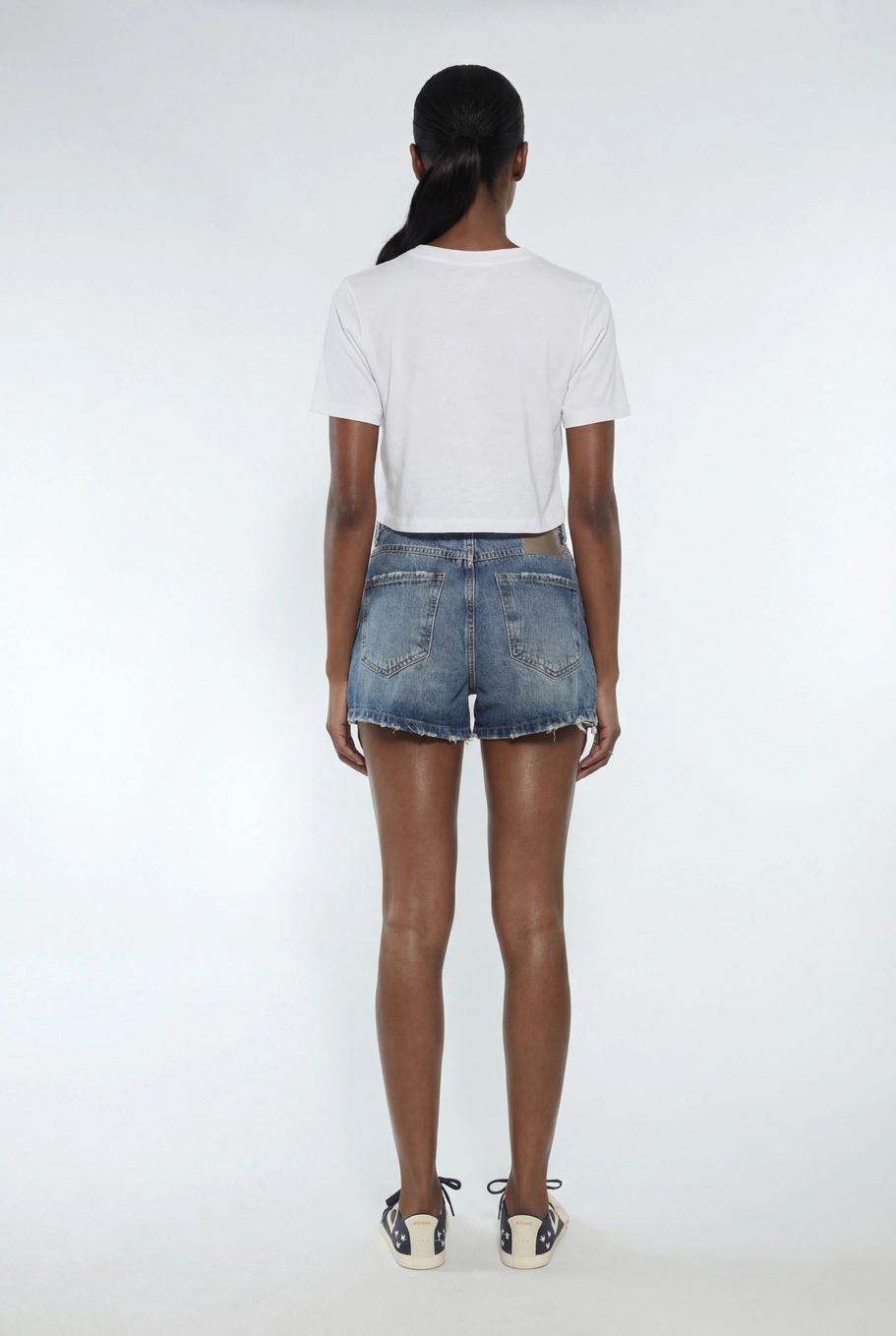 Camiseta Feminina Regular Com Aplicação Puro Suco Branco 4