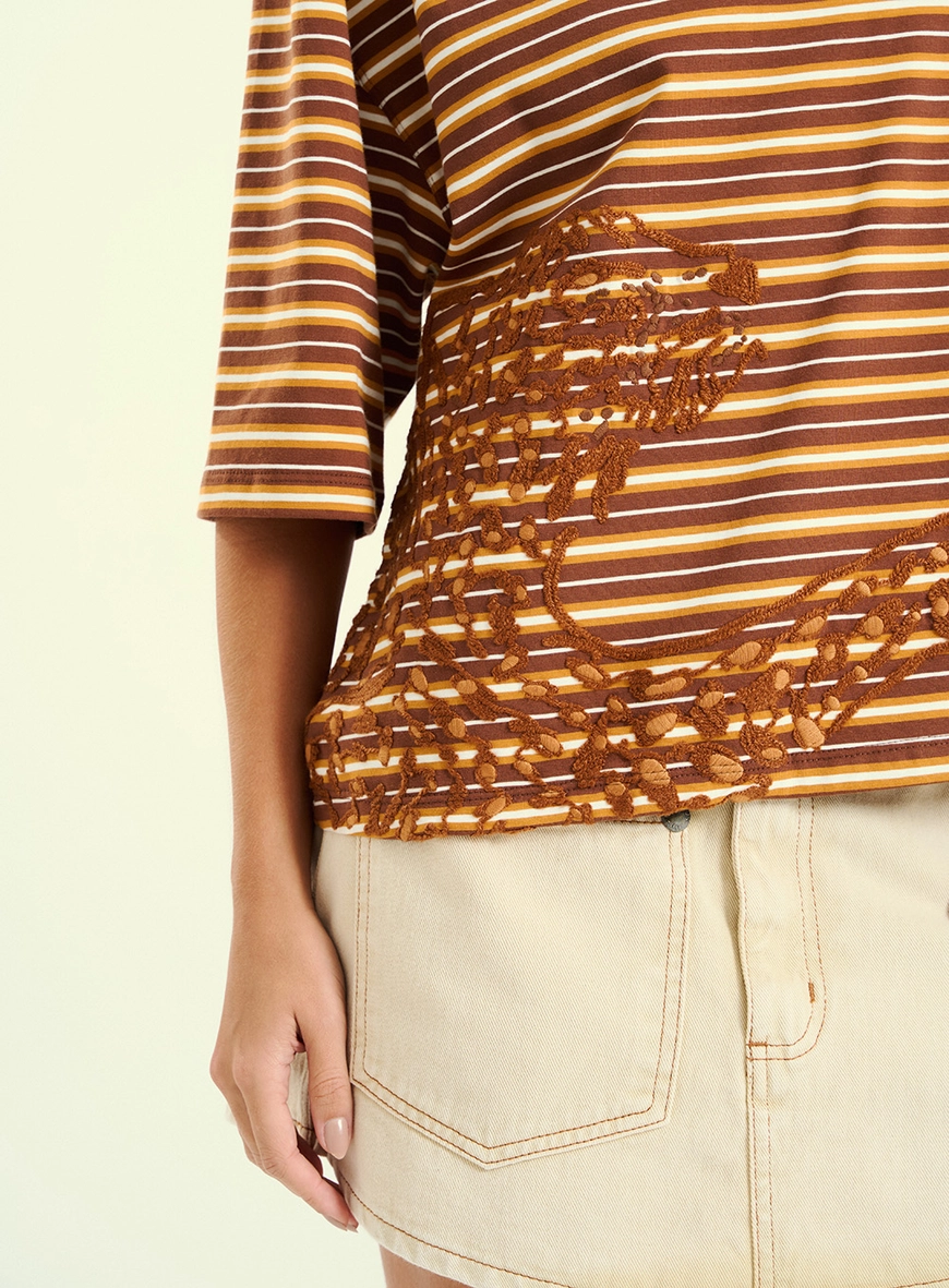 Camiseta Feminina Boxy Listrada Com Bordado Marrom 3