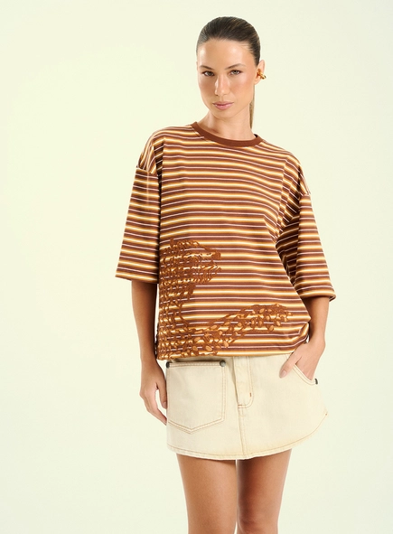 Camiseta Feminina Boxy Listrada Com Bordado