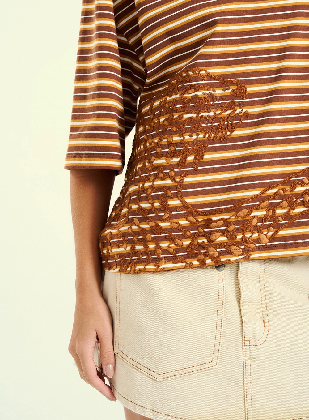 Camiseta Feminina Boxy Listrada Com Bordado Marrom 3
