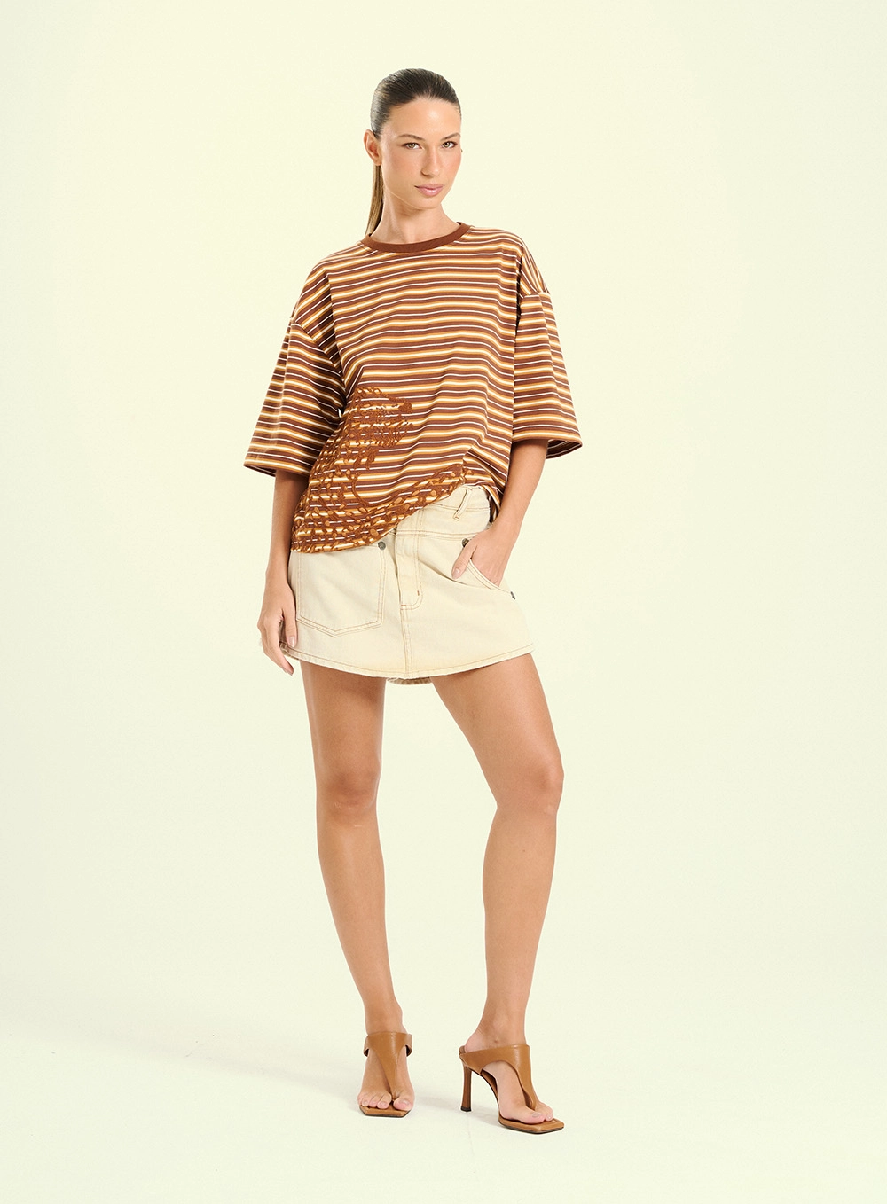 Camiseta Feminina Boxy Listrada Com Bordado Marrom 4