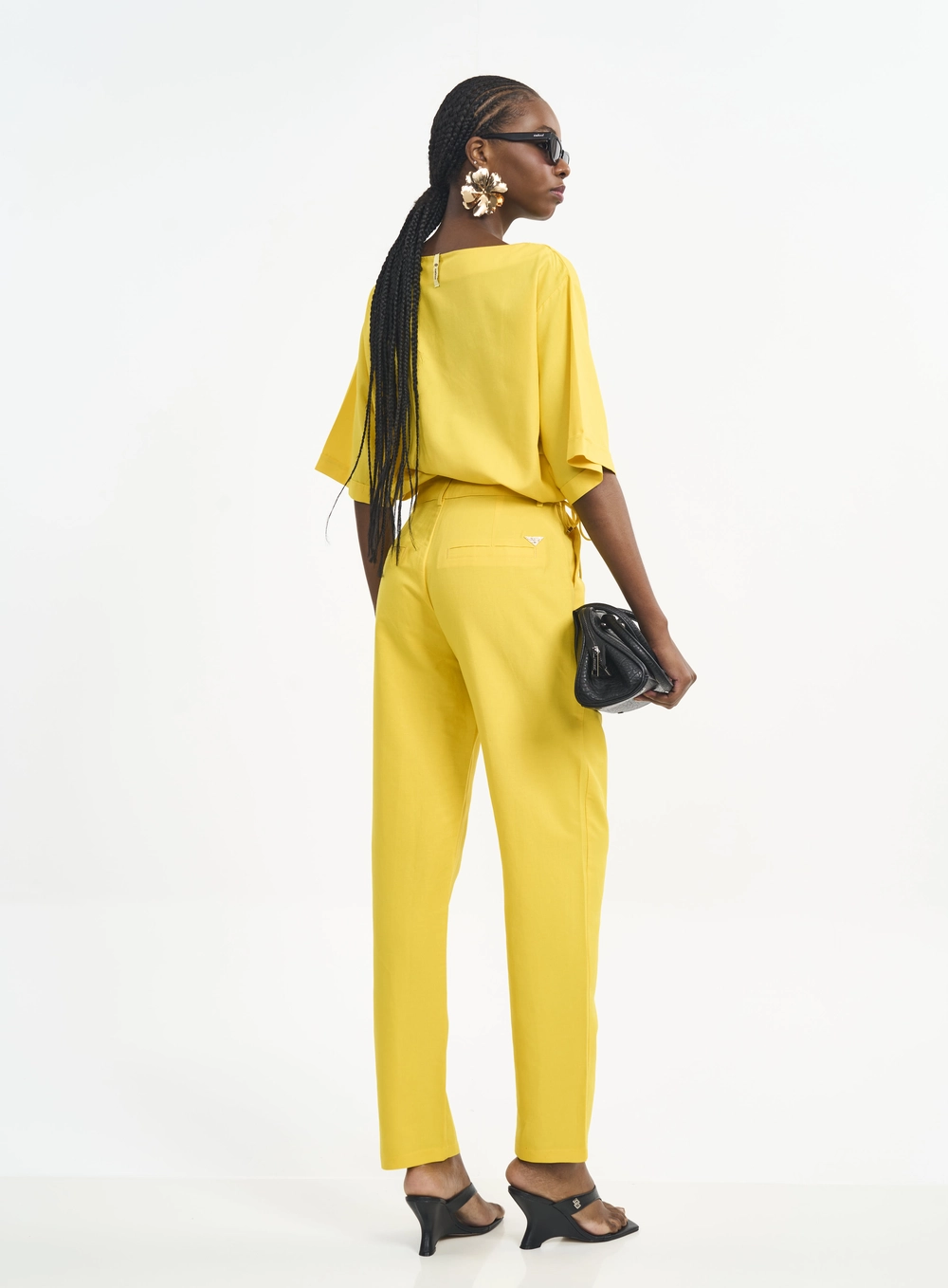 Calça Feminina Alfaiataria Com Bolsos Amarelo