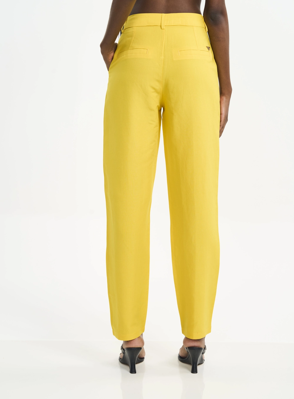 Calça Feminina Alfaiataria Com Bolsos Amarelo
