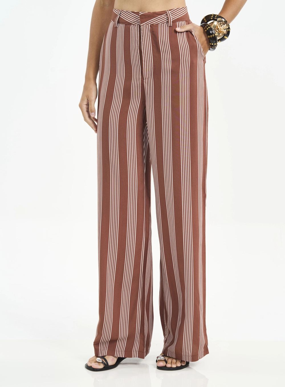 Calça Pantalona Listrada Com Bolsos Estampados