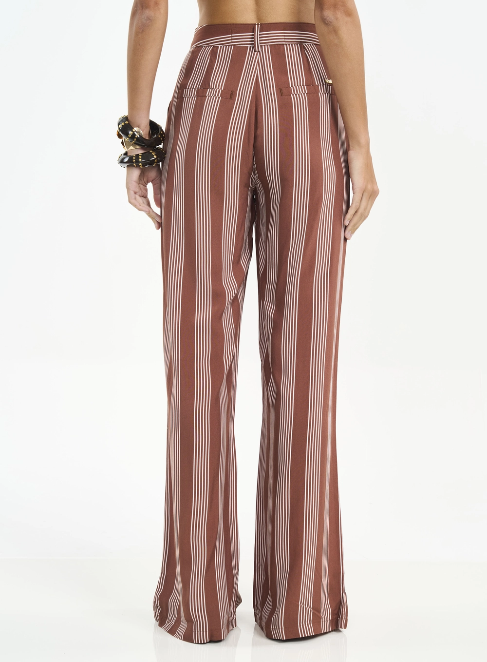 Calça Pantalona Listrada Com Bolsos Estampados