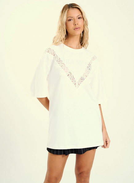 Camiseta Feminina Oversized Com Detalhe Em Renda