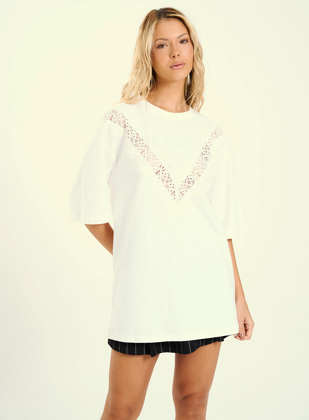 Camiseta Feminina Oversized Com Detalhe Em Renda Off Shell 1