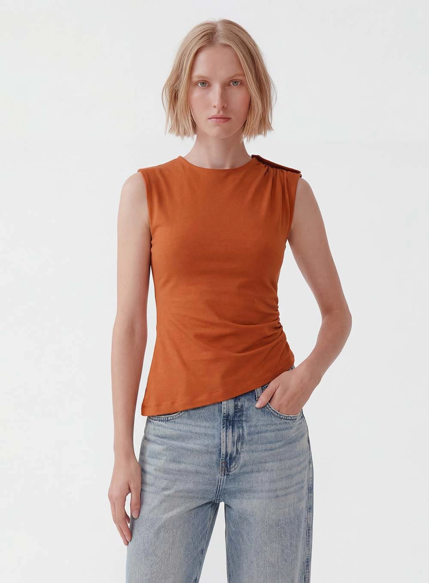 Blusa Slim Assimétrica Com Botão Marrom 1
