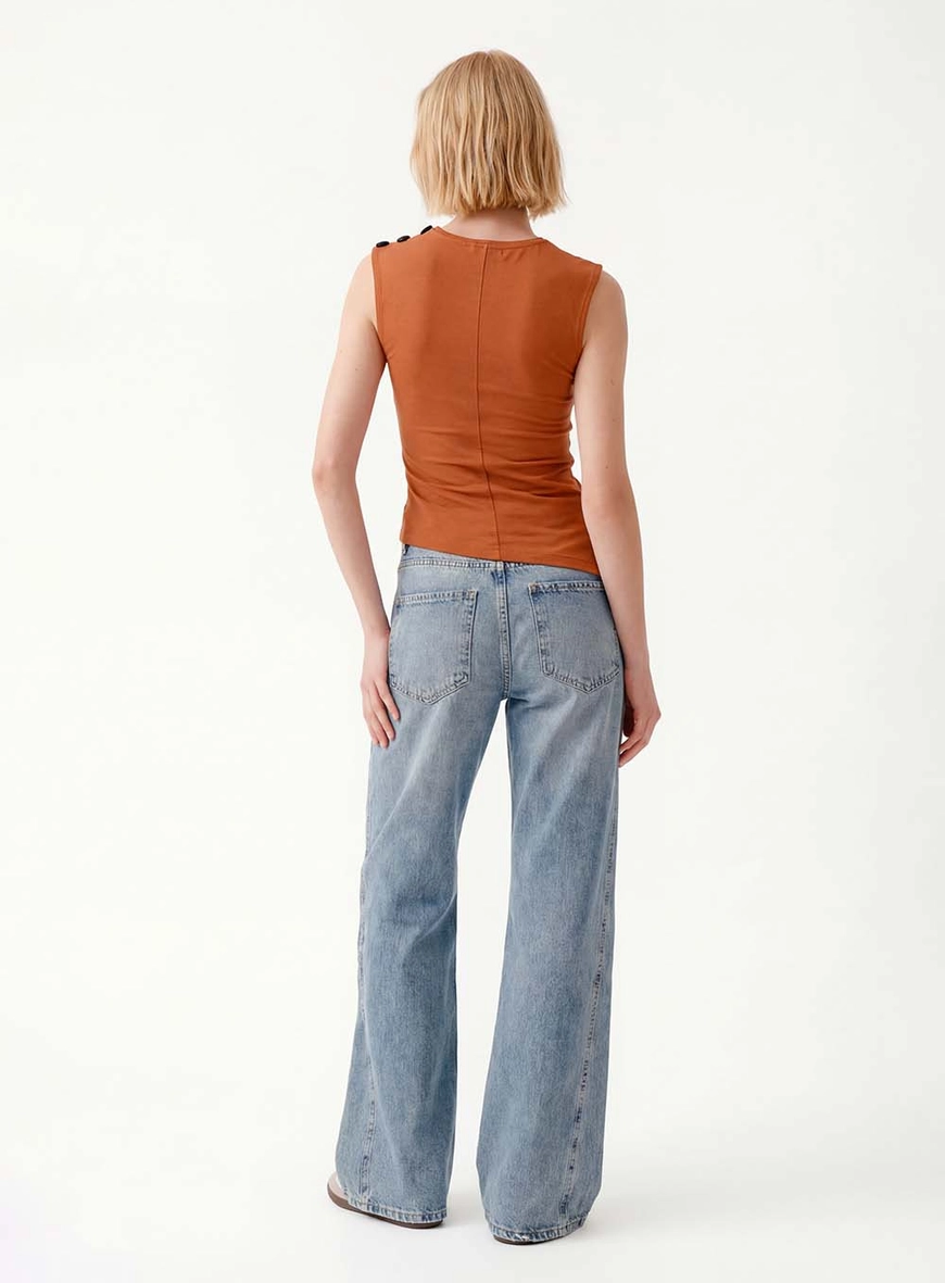 Blusa Slim Assimétrica Com Botão Marrom 3