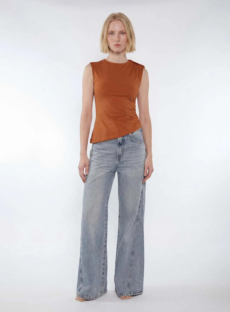 Blusa Slim Assimétrica Com Botão Marrom 4