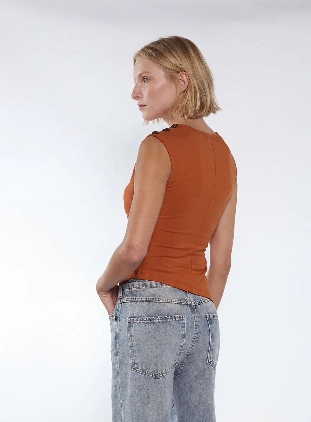 Blusa Slim Assimétrica Com Botão Marrom 2