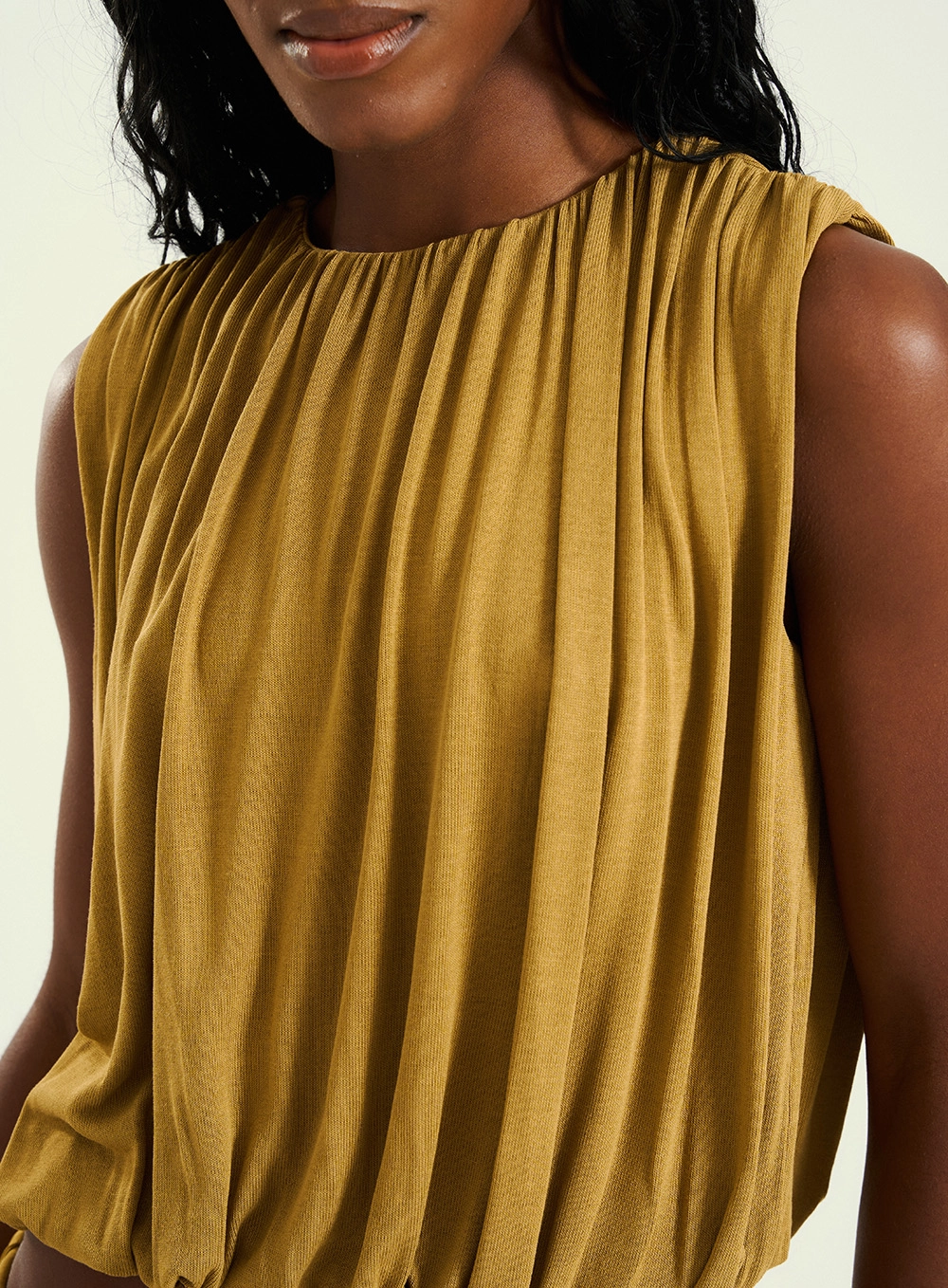 Blusa Feminina Com Gola Redonda Bege 3